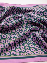 Pañuelo cuadrado de seda con estampado de flores en tonos violeta, verde y azul.