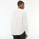 Camisa de popelina blanca de corte clásico, con cuello camisero, cierre frontal de botones y mangas largas con puños abotonados.