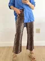 Pantalón jean crop de tiro alto con estampado animal print, confeccionado en algodón y elastano. El corte es recto con terminaciones desflecadas.