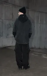 Remera de algodón con efecto nevado, corte oversize y estampa frontal de un oso de peluche rosa con máscara de gas rodeado por una estructura ósea.