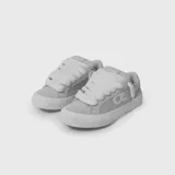 Championes urbanos Venefo modelo Off XL, color gris con suela blanca y cordones anchos blancos. Presentan diseño de inspiración skate con detalles bordados en el lateral y lengüeta.
