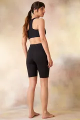 Calza biker negra ajustada al cuerpo.