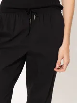 Pantalón babucha color borgoña, confeccionado en algodón liviano. Presenta cintura elastizada con cordón ajustable, bolsillos laterales y botamangas levemente entalladas.