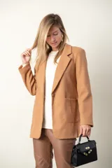 Blazer color camel de paño, corte recto, con solapas y cierre frontal con un botón.