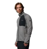 Campera técnica de polar Columbia Titanium, color gris con textura microperforada y panel frontal superior en negro. Cuenta con cierre frontal completo, cuello alto, bolsillo en el pecho con cierre, mangas largas con orificios para pulgares y ribetes elásticos en puños y dobladillo.