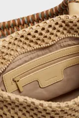 Cartera Rapsodia tipo tote mini en color tostado, confeccionada con cuerpo de tejido estilo red y detalles en material sintético liso. Cuenta con asas de mano acolchadas y una correa desmontable trenzada en tonos verde, rosa y marrón con herrajes metálicos. Incluye una placa frontal con el nombre de la marca grabado.