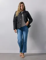 Campera capitoneada color beige, marca Weatherproof, con cuello con solapa, abertura central con botones metálicos, bolsillos delanteros y forro interno a tono.