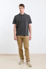 Remera verde con cuello polo y tapeta de dos botones. Corte clásico y mangas cortas.