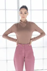 Pantalón de vestir rosado con corte recto, tiro alto y bolsillos laterales.