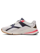 Championes deportivos Under Armour Forge 96, con diseño inspirado en los años 90. Presentan una parte superior de malla y cuero con refuerzos de TPU, entresuela acolchada para mayor comodidad y suela de goma completa.