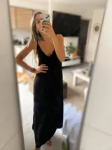 Vestido largo color verde oliva, de corte recto y breteles finos.