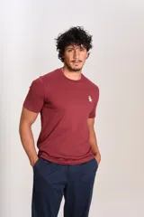 Remera de manga corta color bordó con cuello redondo y logo de la marca bordado en el pecho.