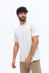 Remera clásica lisa de algodón color azul marino, con escote redondo y logo estampado en relieve en el pecho.