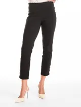 Pantalón de tiro alto con pretina elástica y silueta ajustada. Presenta un diseño tipo pull-on sin cierres, con aberturas laterales en el ruedo decoradas con tres botones metálicos dorados.