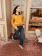 Sweater tejido de mohair color naranja con bordados en cuello y puños.