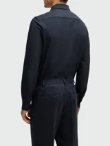 Camisa de vestir BOSS de corte entallado, confeccionada en algodón de alta calidad. Presenta cuello clásico, cierre frontal con botones y mangas largas con puños abotonados.