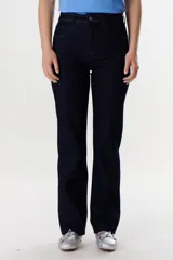 Pantalón de jean azul oscuro, de corte recto, con bolsillos delanteros y traseros.