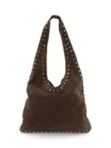 Cartera estilo hobo de gamuza color marrón oscuro, decorada con tachas metálicas en los bordes y las asas.