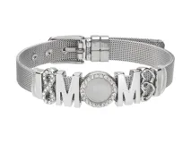 Pulsera de acero antialérgico plateado con malla metálica, diámetro regulable y dijes plateados con forma de infinito, corazones entrelazados y letras que forman la palabra 'Mom'.