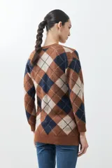 Cárdigan marrón con jacquard de rombos en tonos marrón claro, azul marino y blanco. Tiene cuello en V, cierre frontal con botones y mangas largas.