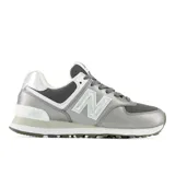 Championes urbanos New Balance modelo 574, color gris plateado con detalles en blanco, confeccionados con paneles de malla y cuero sintético metalizado. Cuentan con el característico logo "N" en el lateral y entresuela ENCAP.