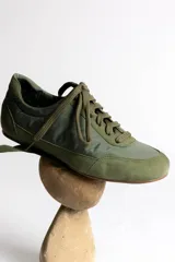 Zapatillas deportivas color crema con detalles en gamuza beige.