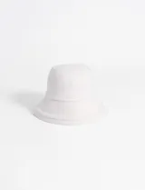 Gorro tipo bucket color beige, de poliéster, con tamaño ajustable.