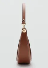 Cartera de hombro de diseño ovalado en color marrón, con cierre de cremallera y herrajes metálicos dorados.