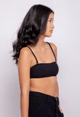 Top de bikini negro strapless con breteles finos regulables y gancho en la espalda.
