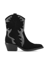 Botín de gamuza color negro con diseño estilo western, punta fina, taco cuadrado y detalles de apliques brillantes en la caña.