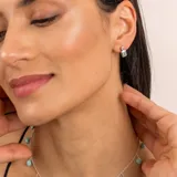 Aros de plata 925 con un topacio azul circular y una piedra ónix paraiba rectangular.