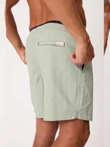 Short de baño Polanco modelo Loraz, color coral, con cintura elástica, cordón ajustable blanco y negro, bolsillos laterales y pequeño logo circular estampado en la pierna.