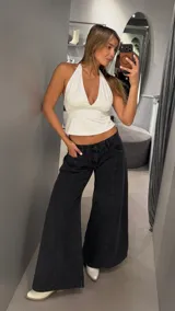 Top halter blanco con escote en V profundo y corte acampanado.