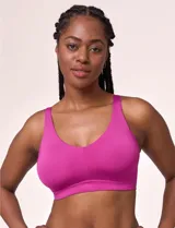 Bralette de microfibra color beige, con diseño de acabado invisible, pads removibles, tiras regulables y espalda en U. No posee aros.