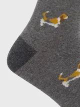 Calcetines de largo medio en color gris jaspeado con estampado de perros Basset Hound. Cuentan con puño suave para mayor comodidad.