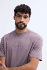 Remera de algodón color malva de corte regular, con pequeño estampado tipográfico en el pecho.