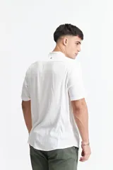 Camisa negra de manga corta con cuello mao y doblez en las mangas.