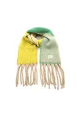 Bufanda de tejido suave con diseño de bloques de color en tonos azul, amarillo y rojo, terminada con flecos largos en color beige. Incluye una etiqueta decorativa con la marca Trendy.