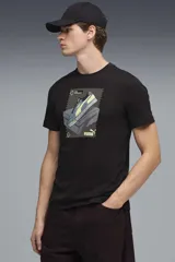 Remera Puma de color blanco con estampa frontal centrada que representa un champión sobre una caja, con detalles en tonos celestes y verdes.