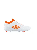 Championes de fútbol Umbro modelo Legend, color blanco con detalles en naranja. Presentan cuello tipo calcetín elástico naranja y suela con tapones fijos.