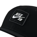 Gorra tipo snapback de Nike SB, color negro, con parche frontal rectangular que incluye el logo de la marca y la inscripción 'Proprietary Technology'.