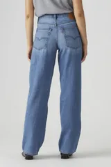 Pantalón de jean celeste, de corte amplio, tiro medio y estilo vintage.