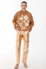 Pantalón cargo metalizado color dorado, con múltiples bolsillos, corte wide leg y tiro medio.