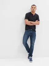 Jean de corte skinny, color azul oscuro con efecto de lavado localizado, confeccionado en denim con tecnología Softmax para mayor flexibilidad y comodidad.