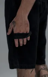 Bermuda de denim estilo carpintero con bolsillo lateral, confeccionada en algodón con efecto de desgaste y corte oversize.