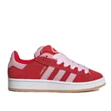 Championes Adidas Campus 00S Double W, color rojo con detalles en rosa, confeccionados en gamuza, con suela blanca y cordones rosas.
