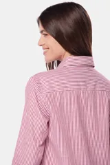 Camisa celeste con rayas verticales blancas, de corte holgado, manga larga y cuello clásico.