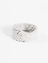 Vincha gris tejida de poliéster con nudo frontal.