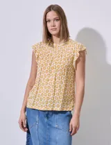 Blusa estampada color amarillo con flores blancas, de corte recto y mangas cortas con volados. Presenta frunces en la parte delantera y abertura con botón en la espalda. Marca Premise.