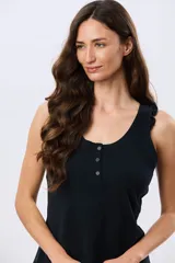 Musculosa azul marino con escote redondo y tirantes decorados con volados fruncidos.